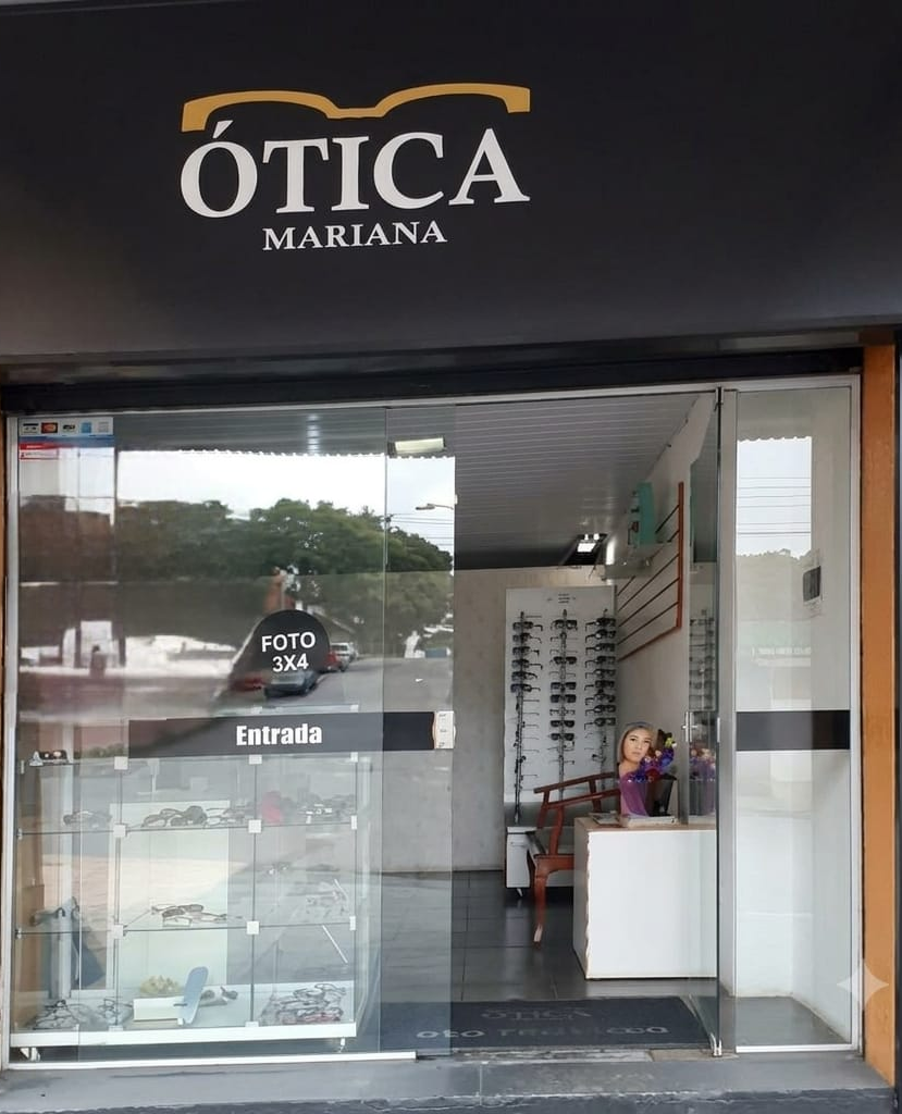 Fachada da Ótica Mariana, com vitrine de armações